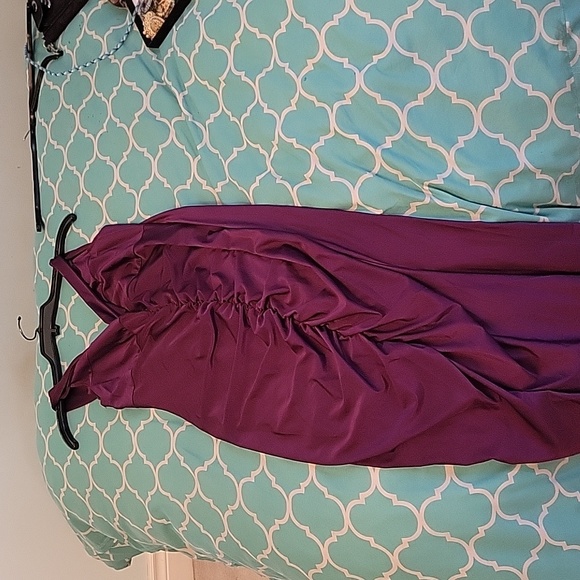 Beautiful flattering Gathered Dress - Picture 3 of 4